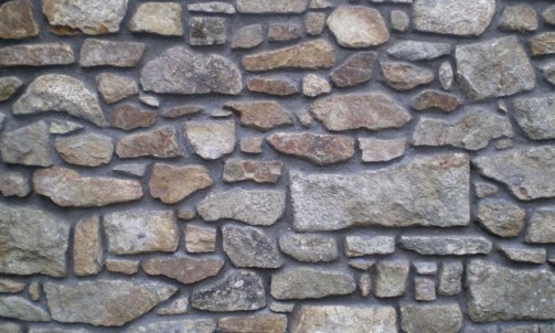 Mur en pierres taillées et jointé à la chaud à Belz